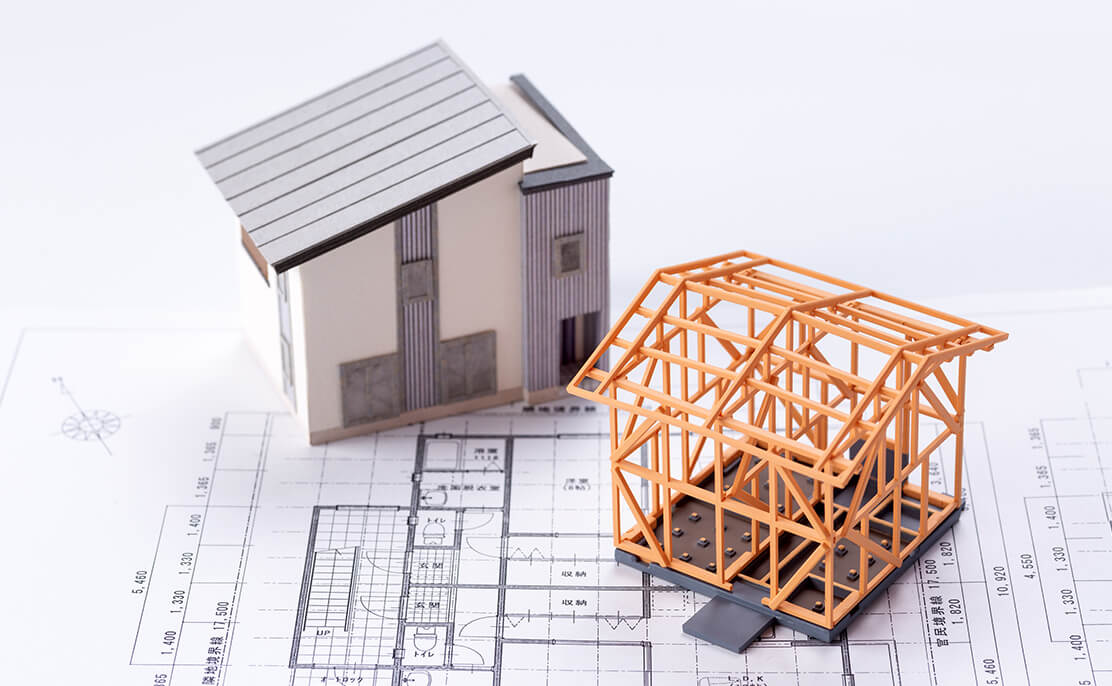 家の模型と設計図の写真